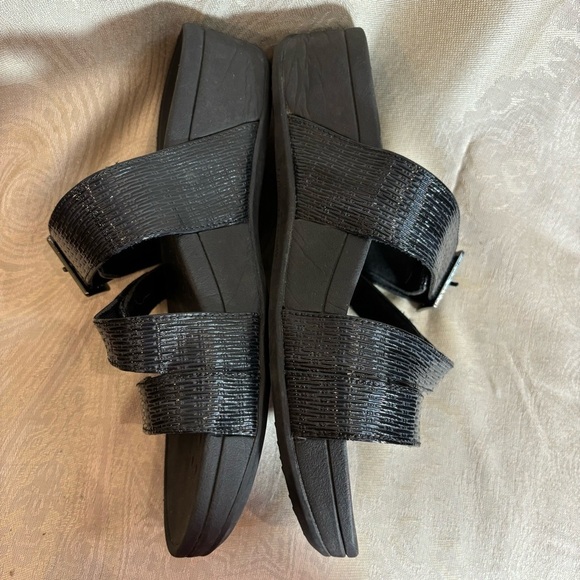 VIONIC Sz 8 Rio Lizard Pattern Velcro Closure Straps Slip On Slides Sandals - Picture 3 of 9